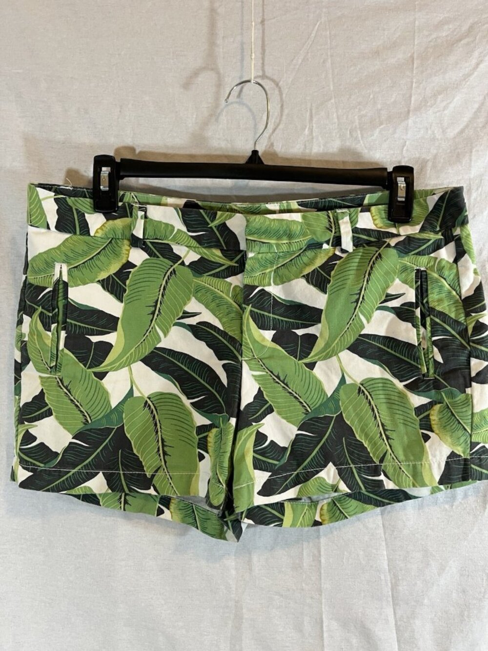 JC Pennys Women’s Size 12 Green Leaf Print Cotton Shorts